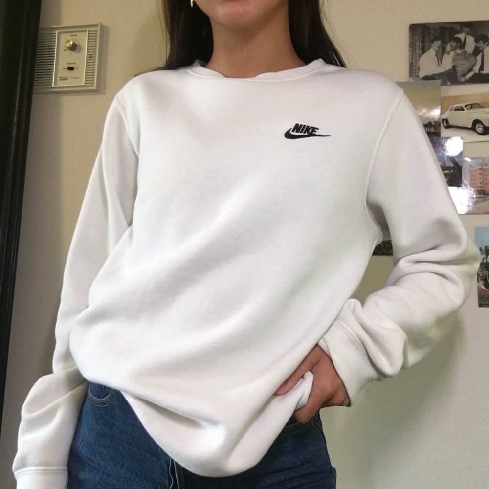 White Nike crew neck 🌟